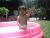 Leila dans la piscine rose